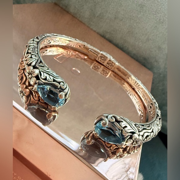 Jewelry - Elegant silver bracelet with blue gemstone